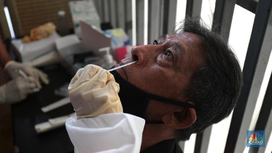 Potret Swab Antigen Acak ke Penumpang Kereta Api (CNBC Indonesia/Tri Susilo)