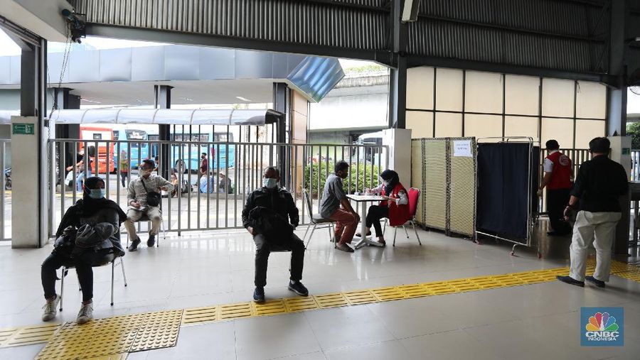 Potret Swab Antigen Acak ke Penumpang Kereta Api (CNBC Indonesia/Tri Susilo)