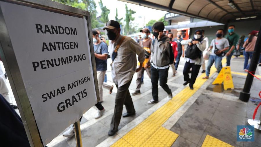 Potret Swab Antigen Acak ke Penumpang Kereta Api (CNBC Indonesia/Tri Susilo)
