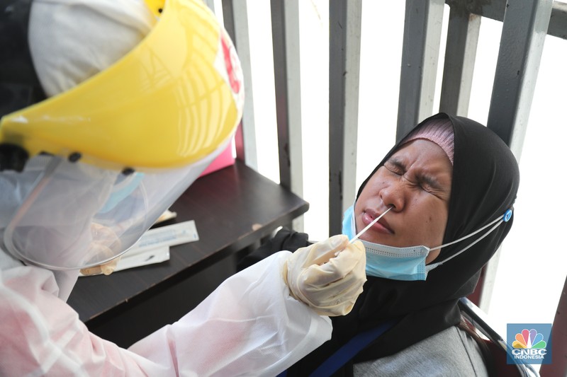 Warga mengantre untuk melakukan pemeriksaan swab antigen di Klinik dan Lab Kirana Medika, kawasan Warung Buncit, Jakarta, Jumat (25/6/2021)..Di saat pandemi seperti ini pemeriksaan swab merupakan hal yang penting untuk mengetahui proses tracking virus corona agar penyebarannya dapat terdeteksi. (CNBC Indonesia/Andrean Kristianto)