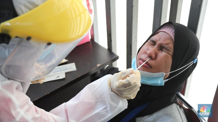 Potret Swab Antigen Acak ke Penumpang Kereta Api (CNBC Indonesia/Tri Susilo)