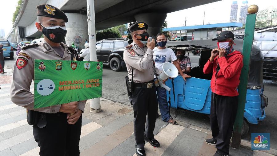 Potret Swab Antigen Acak ke Penumpang Kereta Api (CNBC Indonesia/Tri Susilo)