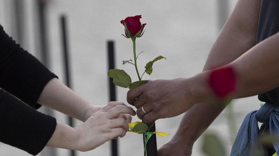 Roses are placed on Copacabana beach to honor the 500,000 COVID-19 deaths and to protest against Brazilian President Jair Bolsonaro and his handling of the COVID-19 pandemic, in Rio de Janeiro, Brazil, Sunday, June 20, 2021. Brazil's COVID-19 death toll surpassed the milestone of 500,000 deaths on Saturday night. (AP Photo/Silvia Izquierdo)