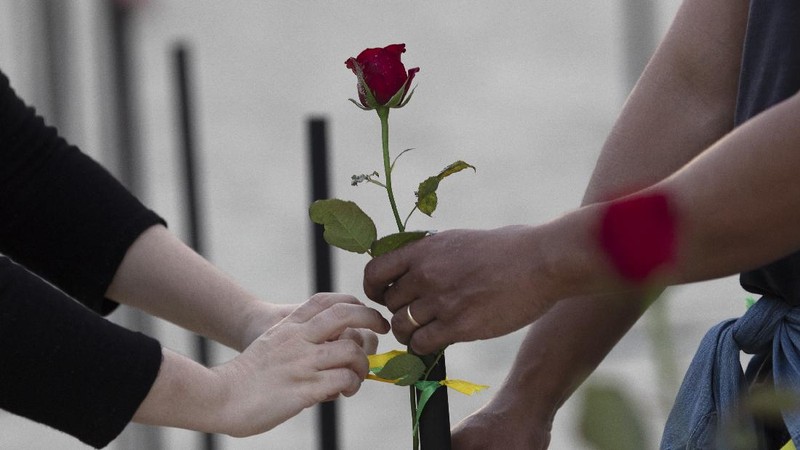Roses are placed on Copacabana beach to honor the 500,000 COVID-19 deaths and to protest against Brazilian President Jair Bolsonaro and his handling of the COVID-19 pandemic, in Rio de Janeiro, Brazil, Sunday, June 20, 2021. Brazil's COVID-19 death toll surpassed the milestone of 500,000 deaths on Saturday night. (AP Photo/Silvia Izquierdo)