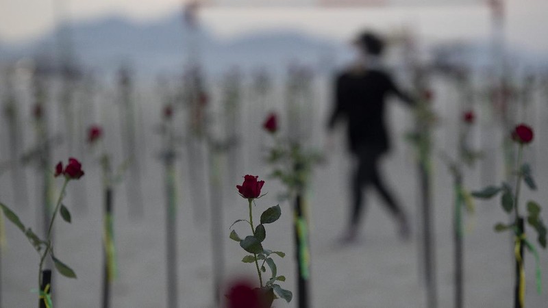 Roses are placed on Copacabana beach to honor the 500,000 COVID-19 deaths and to protest against Brazilian President Jair Bolsonaro and his handling of the COVID-19 pandemic, in Rio de Janeiro, Brazil, Sunday, June 20, 2021. Brazil's COVID-19 death toll surpassed the milestone of 500,000 deaths on Saturday night. (AP Photo/Silvia Izquierdo)