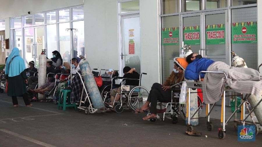 Antrean Pasien Covid di RSUD Cengkareng (CNBC Indonesia/Tri Susilo)