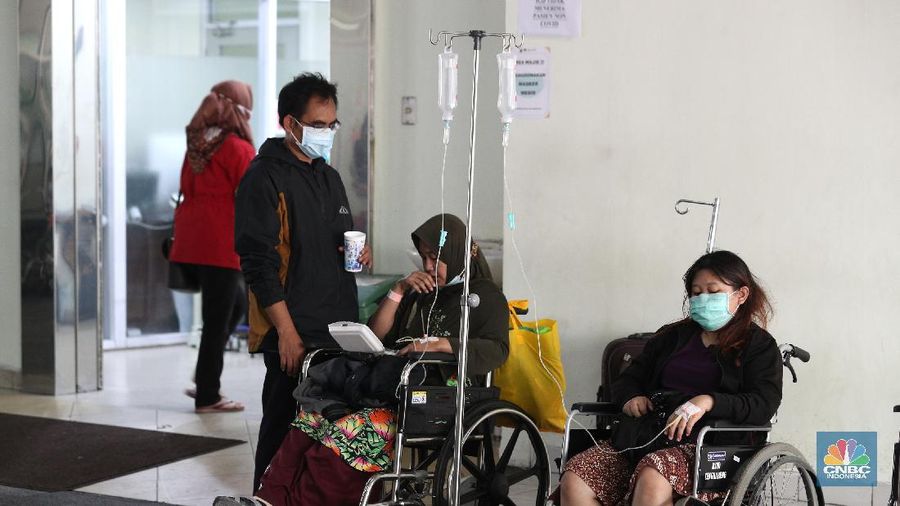 Antrean Pasien Covid di RSUD Cengkareng (CNBC Indonesia/Tri Susilo)