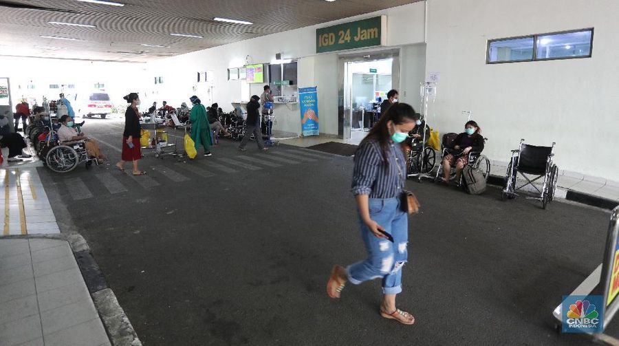 Antrean Pasien Covid di RSUD Cengkareng (CNBC Indonesia/Tri Susilo)