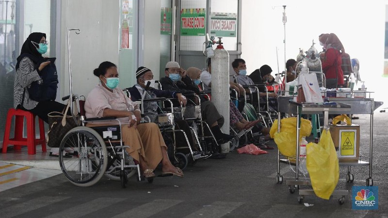 Antrean Pasien Covid di RSUD Cengkareng (CNBC Indonesia/Tri Susilo)