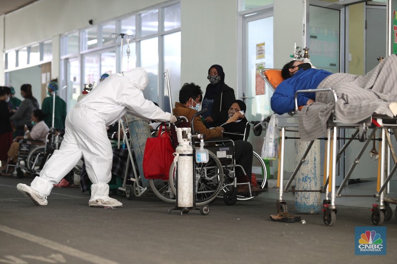 Antrean Pasien Covid di RSUD Cengkareng (CNBC Indonesia/Tri Susilo)