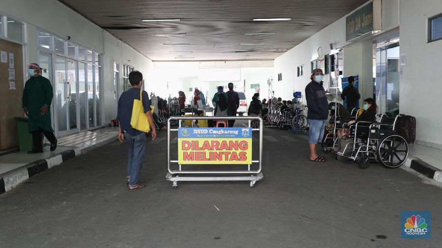 Antrean Pasien Covid di RSUD Cengkareng (CNBC Indonesia/Tri Susilo)
