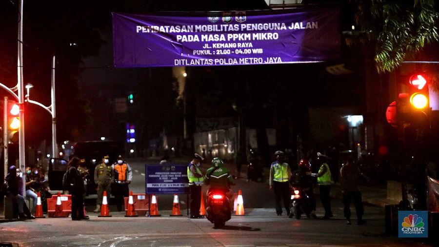 Direktorat Lalu Lintas Polda Metro Jaya  membatasi mobilitas warga di kawasan Kemang, Jakarta, Senin, 21/6. Pembatasan dilakukan untuk menekan laju penyebaran COVID-19 di masa Pemberlakuan Pembatasan Kegiatan Masyarakat (PPKM) Mikro. (CNBC Indonesia/Muhammad Sabki)