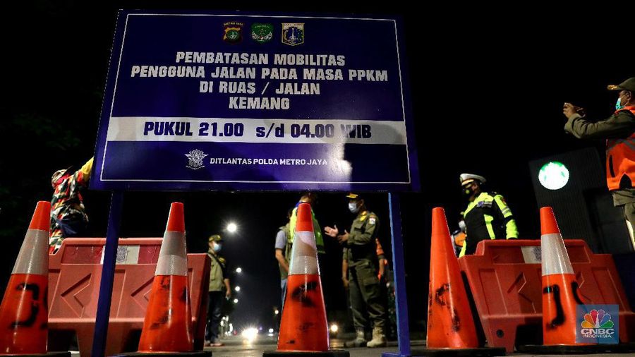 Direktorat Lalu Lintas Polda Metro Jaya  membatasi mobilitas warga di kawasan Kemang, Jakarta, Senin, 21/6. Pembatasan dilakukan untuk menekan laju penyebaran COVID-19 di masa Pemberlakuan Pembatasan Kegiatan Masyarakat (PPKM) Mikro. (CNBC Indonesia/Muhammad Sabki)