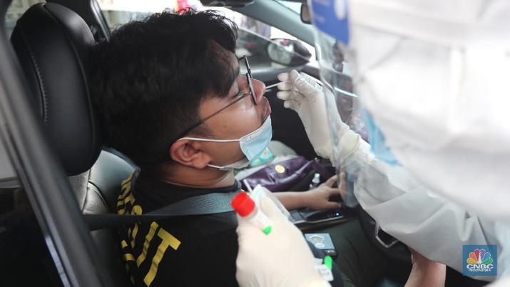 Meningkatnya kasus Covid-19 di Jakarta membuat pelayanan sistem Drive thru banyak dilakukan oleh sebagian farmasi di Jakarta. (Cnbc Indonesia/Tri Susilo)) Meningkatnya kasus Covid-19 di Jakarta membuat pelayanan sistem Drive thru banyak dilakukan oleh sebagian farmasi di Jakarta. (Cnbc Indonesia/Tri Susilo))