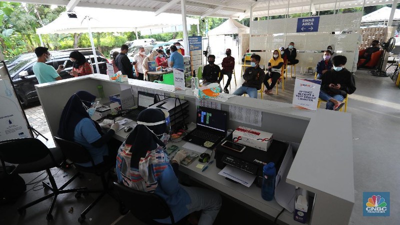 Meningkatnya kasus Covid-19 di Jakarta membuat pelayanan sistem Drive thru banyak dilakukan oleh sebagian farmasi di Jakarta. (CNBC Indonesia/Tri Susilo)