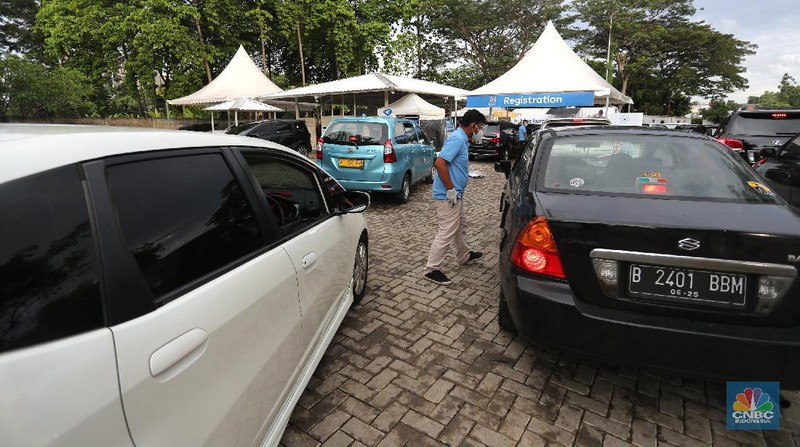 Meningkatnya kasus Covid-19 di Jakarta membuat pelayanan sistem Drive thru banyak dilakukan oleh sebagian farmasi di Jakarta. (CNBC Indonesia/Tri Susilo)