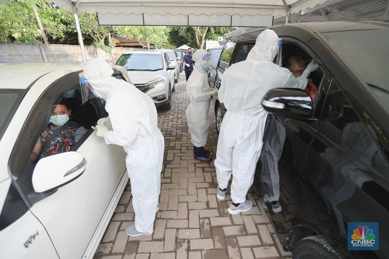 Warga mengantre untuk melakukan pemeriksaan swab antigen di Klinik dan Lab Kirana Medika, kawasan Warung Buncit, Jakarta, Jumat (25/6/2021)..Di saat pandemi seperti ini pemeriksaan swab merupakan hal yang penting untuk mengetahui proses tracking virus corona agar penyebarannya dapat terdeteksi. (CNBC Indonesia/Andrean Kristianto) Warga mengantre untuk melakukan pemeriksaan swab antigen di Klinik dan Lab Kirana Medika, kawasan Warung Buncit, Jakarta, Jumat (25/6/2021)..Di saat pandemi seperti ini pemeriksaan swab merupakan hal yang penting untuk mengetahui proses tracking virus corona agar penyebarannya dapat terdeteksi. (CNBC Indonesia/Andrean Kristianto)