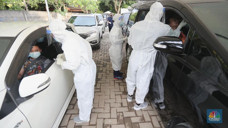 Warga mengantre untuk melakukan pemeriksaan swab antigen di Klinik dan Lab Kirana Medika, kawasan Warung Buncit, Jakarta, Jumat (25/6/2021)..Di saat pandemi seperti ini pemeriksaan swab merupakan hal yang penting untuk mengetahui proses tracking virus corona agar penyebarannya dapat terdeteksi. (CNBC Indonesia/Andrean Kristianto)