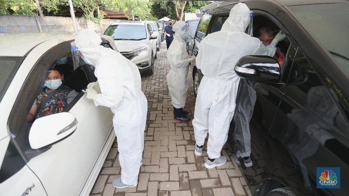 Meningkatnya kasus Covid-19 di Jakarta membuat pelayanan sistem Drive thru banyak dilakukan oleh sebagian farmasi di Jakarta. (CNBC Indonesia/Tri Susilo) Meningkatnya kasus Covid-19 di Jakarta membuat pelayanan sistem Drive thru banyak dilakukan oleh sebagian farmasi di Jakarta. (CNBC Indonesia/Tri Susilo)
