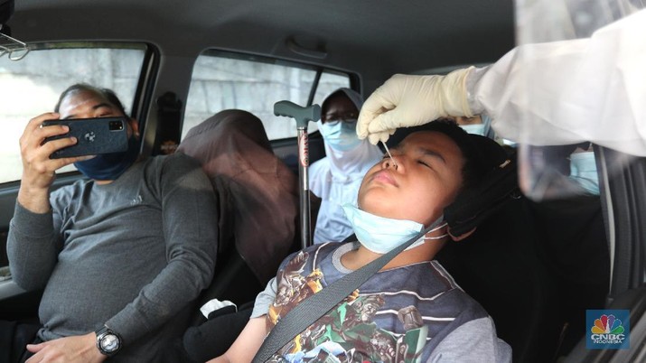 Meningkatnya kasus Covid-19 di Jakarta membuat pelayanan sistem Drive thru banyak dilakukan oleh sebagian farmasi di Jakarta. (CNBC Indonesia/Tri Susilo) Meningkatnya kasus Covid-19 di Jakarta membuat pelayanan sistem Drive thru banyak dilakukan oleh sebagian farmasi di Jakarta. (CNBC Indonesia/Tri Susilo)