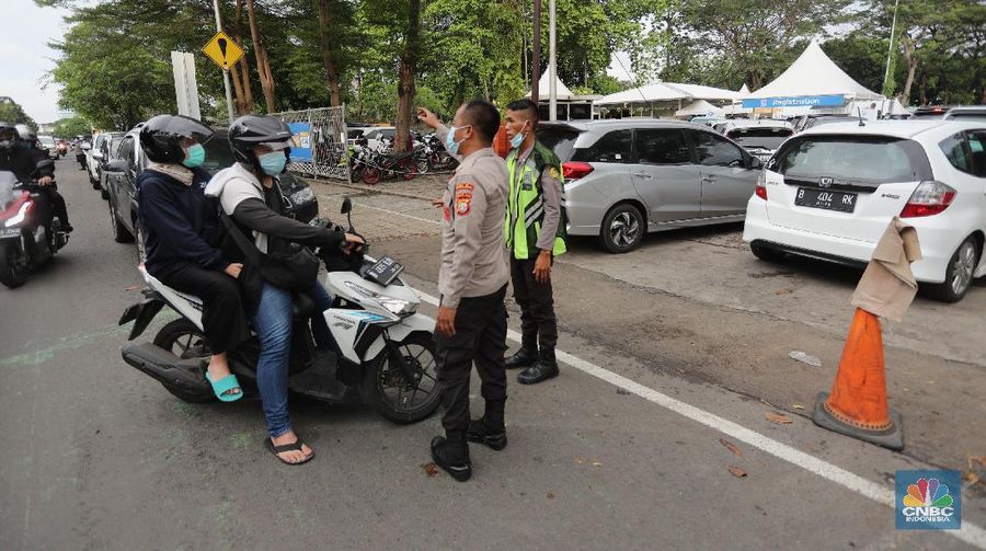 Meningkatnya kasus Covid-19 di Jakarta membuat pelayanan sistem Drive thru banyak dilakukan oleh sebagian farmasi di Jakarta. (CNBC Indonesia/Tri Susilo)