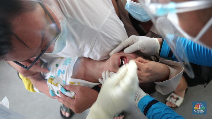 Meningkatnya kasus Covid-19 di Jakarta membuat pelayanan sistem Drive thru banyak dilakukan oleh sebagian farmasi di Jakarta. (CNBC Indonesia/Tri Susilo)