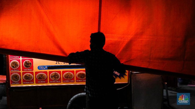 Petugas Satpol PP memberikan himbauan kepada pekerja restoran mengenai jalm pemberlakuan penerapan pembatasan mobilitas masyarakat di kawasan kuliner Jalan Sabang, Jakarta, Senin (21/6/2021). (CNBC Indonesia/ Andrean Kristianto)