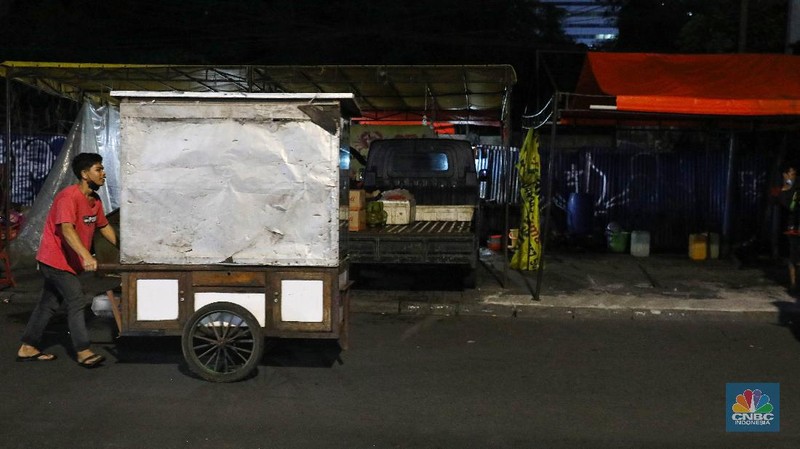 Petugas Satpol PP memberikan himbauan kepada pekerja restoran mengenai jalm pemberlakuan penerapan pembatasan mobilitas masyarakat di kawasan kuliner Jalan Sabang, Jakarta, Senin (21/6/2021). (CNBC Indonesia/ Andrean Kristianto)