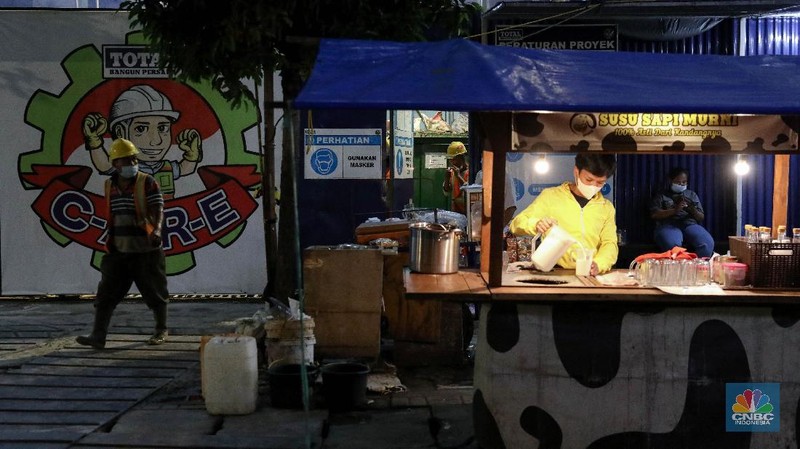 Petugas Satpol PP memberikan himbauan kepada pekerja restoran mengenai jalm pemberlakuan penerapan pembatasan mobilitas masyarakat di kawasan kuliner Jalan Sabang, Jakarta, Senin (21/6/2021). (CNBC Indonesia/ Andrean Kristianto)