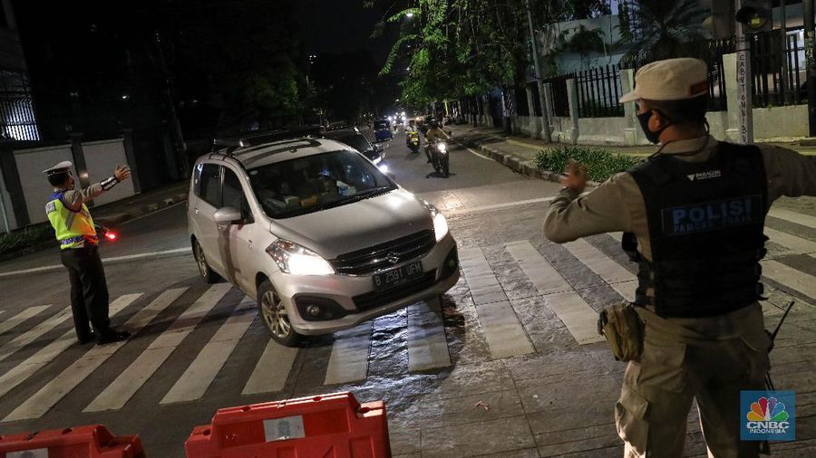 Petugas kepolisian mengatur lalu lintas saat penerapan pembatasan mobilitas masyarakat di kawasan kuliner Jalan Sabang, Jakarta, Senin (21/6/2021). Pembatasan dilakukan untuk menekan laju penyebaran COVID-19 di masa Pemberlakuan Pembatasan Kegiatan Masyarakat (PPKM) Mikro. (CNBC Indonesia/ Andrean Kristianto)
