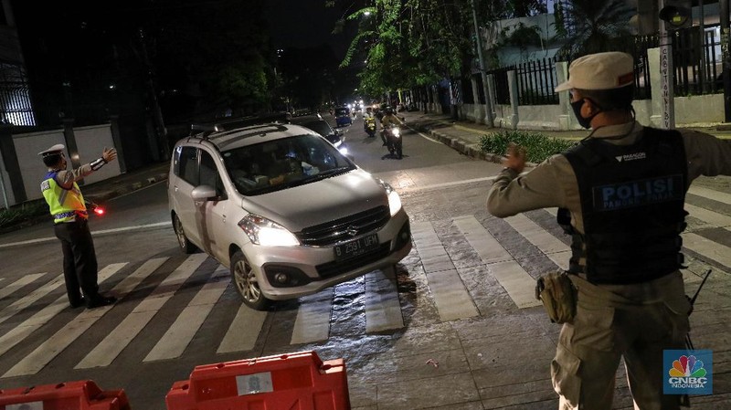 Direktorat Lalu Lintas Polda Metro Jaya  membatasi mobilitas warga di kawasan Kemang, Jakarta, Senin, 21/6. Pembatasan dilakukan untuk menekan laju penyebaran COVID-19 di masa Pemberlakuan Pembatasan Kegiatan Masyarakat (PPKM) Mikro. (CNBC Indonesia/Muhammad Sabki)