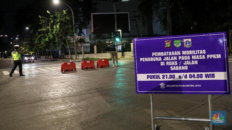 Direktorat Lalu Lintas Polda Metro Jaya  membatasi mobilitas warga di kawasan Kemang, Jakarta, Senin, 21/6. Pembatasan dilakukan untuk menekan laju penyebaran COVID-19 di masa Pemberlakuan Pembatasan Kegiatan Masyarakat (PPKM) Mikro. (CNBC Indonesia/Muhammad Sabki)
