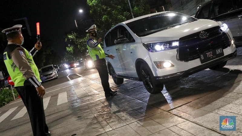 Direktorat Lalu Lintas Polda Metro Jaya  membatasi mobilitas warga di kawasan Kemang, Jakarta, Senin, 21/6. Pembatasan dilakukan untuk menekan laju penyebaran COVID-19 di masa Pemberlakuan Pembatasan Kegiatan Masyarakat (PPKM) Mikro. (CNBC Indonesia/Muhammad Sabki)