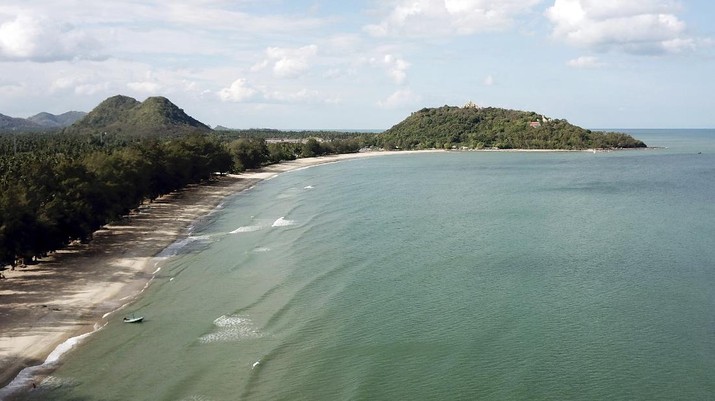 This June 15, 2019 photo shows Ban Krut beach in the Prachuap Khiri Khan province of Thailand. You won’t find the party scene of Phuket or Pattaya in laid-back Ban Krut, but you will get one of the cleanest and quietest stretches of white sand within driving distance of the capital. (AP Photo/Nicole Evatt)