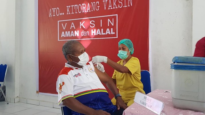 Bupati Jayapura Mathius Awoitauw menjalani penyuntikan vaksin Covid-19 tahap kedua, Kamis (18/3/2021) di Rumah Sakit Umum Daerah (RSUD) Youwari, Doyo Baru, Distrik Waibhu, Kabupaten Jayapura. Bupati Jayapura Mathius Awoitauw menjalani penyuntikan vaksin Covid-19 tahap kedua, Kamis (18/3/2021) di Rumah Sakit Umum Daerah (RSUD) Youwari, Doyo Baru, Distrik Waibhu, Kabupaten Jayapura.