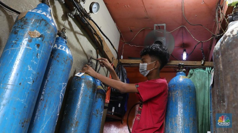 Peningkatan permintaan tabung dan pengisian ulang oksigen, sejalan dengan tingginya penambahan kasus Covid-19.  (CNBC Indonesia/Andrean Kristianto)