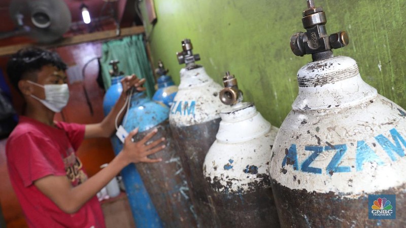 Peningkatan permintaan tabung dan pengisian ulang oksigen, sejalan dengan tingginya penambahan kasus Covid-19.  (CNBC Indonesia/Andrean Kristianto)