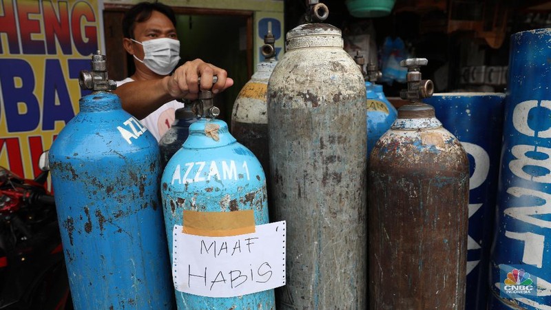 Peningkatan permintaan tabung dan pengisian ulang oksigen, sejalan dengan tingginya penambahan kasus Covid-19.  (CNBC Indonesia/Andrean Kristianto)