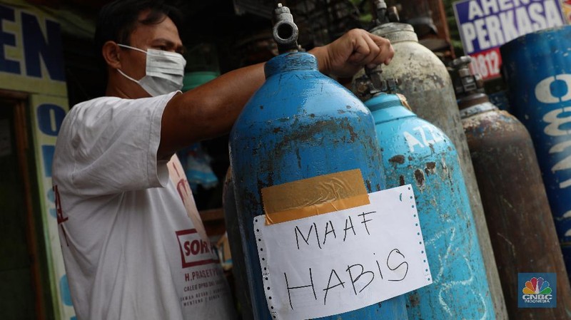 Sejumlah pekerja menyelesaikan pembangunan ruangan darurat Covid di RSUD Koja, Jakarta, (24/6/2021). Ruangan Instalasi Gawat Darurat (IGD) Covid-19 terus ditambahkan agar dapat menerima parsien Covid-19. Dilokasi banyak warga berdatangan dengan mobil ambulans dan mobil pribadi dengan gejala ringan.  (CNBC Indonesia/Tri Susilo)