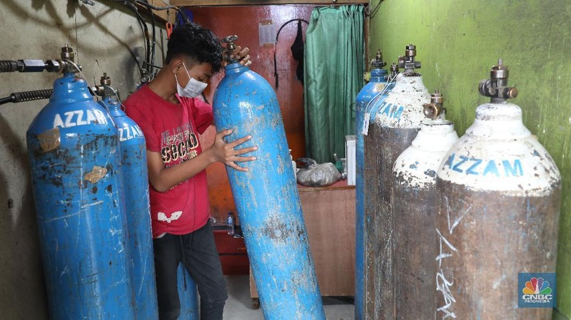 Peningkatan permintaan tabung dan pengisian ulang oksigen, sejalan dengan tingginya penambahan kasus Covid-19.  (CNBC Indonesia/Andrean Kristianto)