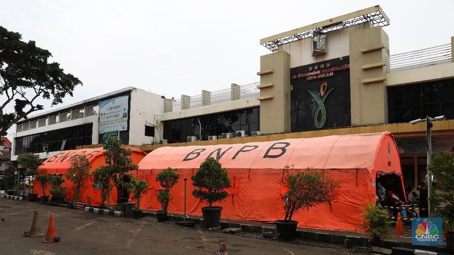 Perawatan pasien di tenda darurat Instalasi Gawat Darurat (IGD) , RSUD tipe B Chasbullah Abdulmadjid, Kota Bekasi, Rabu (23/6/2021).  (CNBC INDONESIA/ANDREAN KRISTIANTO)
