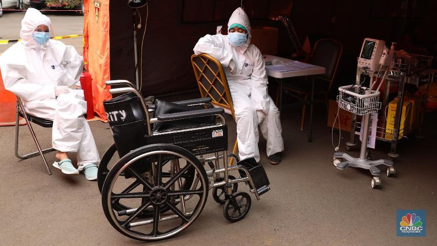 Perawatan pasien di tenda darurat Instalasi Gawat Darurat (IGD) , RSUD tipe B Chasbullah Abdulmadjid, Kota Bekasi, Rabu (23/6/2021).  (CNBC INDONESIA/ANDREAN KRISTIANTO)