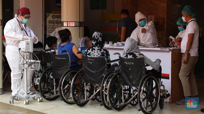 Perawatan pasien di tenda darurat Instalasi Gawat Darurat (IGD) , RSUD tipe B Chasbullah Abdulmadjid, Kota Bekasi, Rabu (23/6/2021). (CNBC INDONESIA/ANDREAN KRISTIANTO) Perawatan pasien di tenda darurat Instalasi Gawat Darurat (IGD) , RSUD tipe B Chasbullah Abdulmadjid, Kota Bekasi, Rabu (23/6/2021). (CNBC INDONESIA/ANDREAN KRISTIANTO)