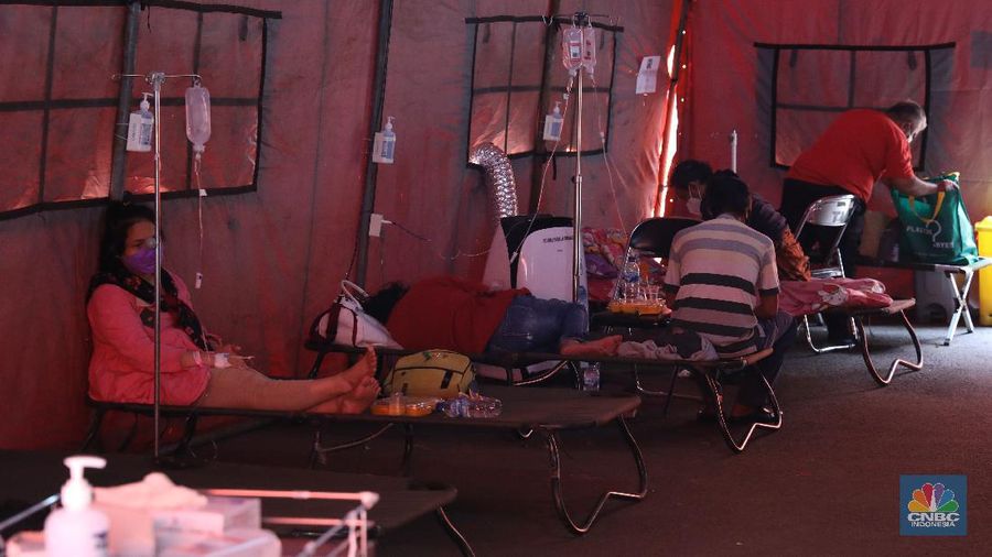 Perawatan pasien di tenda darurat Instalasi Gawat Darurat (IGD) , RSUD tipe B Chasbullah Abdulmadjid, Kota Bekasi, Rabu (23/6/2021). (²©²ÊÍøÕ¾ INDONESIA/ANDREAN KRISTIANTO)
