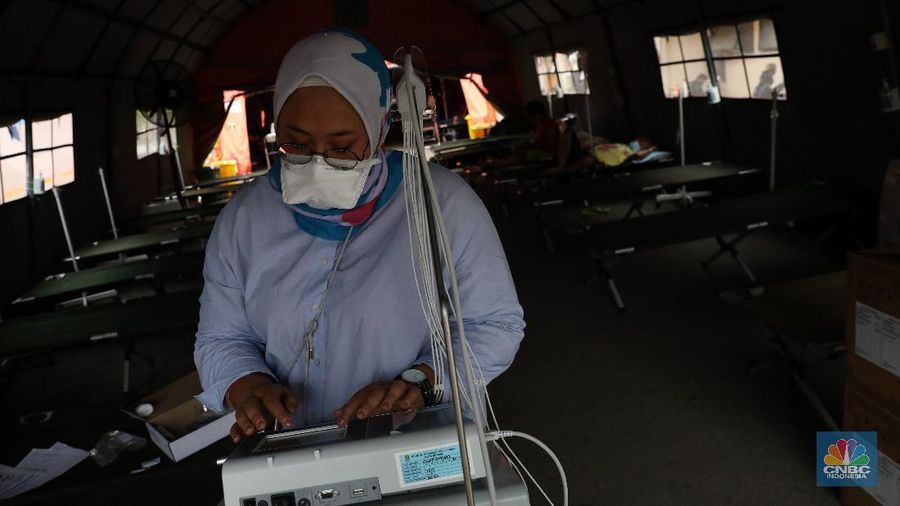 Perawatan pasien di tenda darurat Instalasi Gawat Darurat (IGD) , RSUD tipe B Chasbullah Abdulmadjid, Kota Bekasi, Rabu (23/6/2021).  (CNBC INDONESIA/ANDREAN KRISTIANTO)