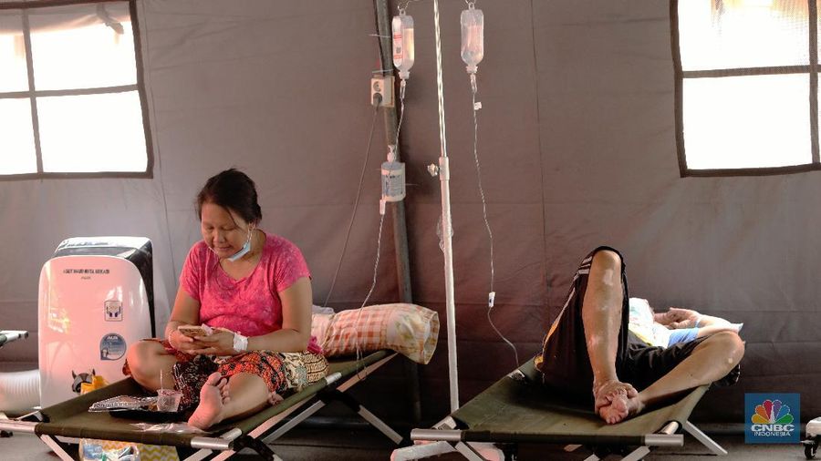 Perawatan pasien di tenda darurat Instalasi Gawat Darurat (IGD) , RSUD tipe B Chasbullah Abdulmadjid, Kota Bekasi, Rabu (23/6/2021).  (CNBC INDONESIA/ANDREAN KRISTIANTO)