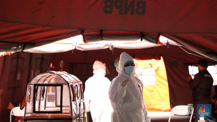 Perawatan pasien di tenda darurat Instalasi Gawat Darurat (IGD) , RSUD tipe B Chasbullah Abdulmadjid, Kota Bekasi, Rabu (23/6/2021). (CNBC INDONESIA/ANDREAN KRISTIANTO) Perawatan pasien di tenda darurat Instalasi Gawat Darurat (IGD) , RSUD tipe B Chasbullah Abdulmadjid, Kota Bekasi, Rabu (23/6/2021). (CNBC INDONESIA/ANDREAN KRISTIANTO)