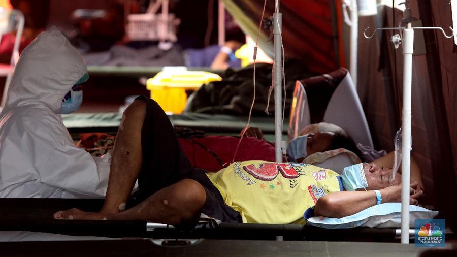 Perawatan pasien di tenda darurat Instalasi Gawat Darurat (IGD) , RSUD tipe B Chasbullah Abdulmadjid, Kota Bekasi, Rabu (23/6/2021).  (CNBC INDONESIA/ANDREAN KRISTIANTO)