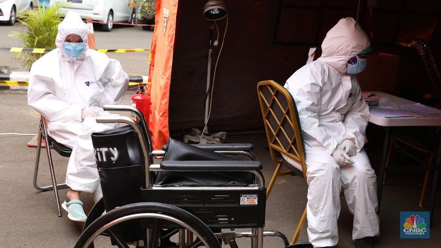 Perawatan pasien di tenda darurat Instalasi Gawat Darurat (IGD) , RSUD tipe B Chasbullah Abdulmadjid, Kota Bekasi, Rabu (23/6/2021).  (CNBC INDONESIA/ANDREAN KRISTIANTO)