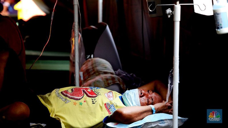 Perawatan pasien di tenda darurat Instalasi Gawat Darurat (IGD) , RSUD tipe B Chasbullah Abdulmadjid, Kota Bekasi, Rabu (23/6/2021).  (CNBC INDONESIA/ANDREAN KRISTIANTO)